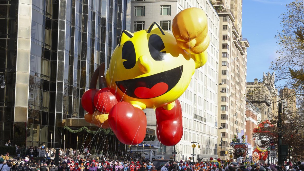Pac-Man regresó al desfile con un globo gigante y vibrante, celebrando la vigencia del icónico personaje de videojuegos entre generaciones de asistentes.