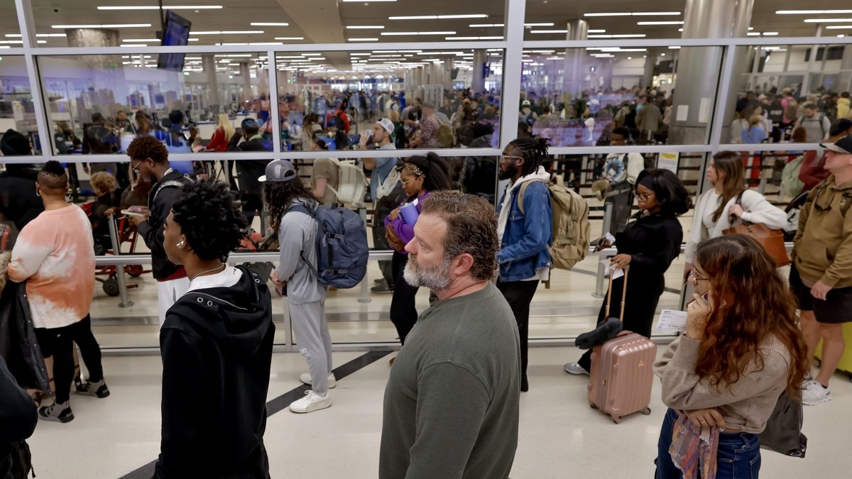 Decenas de viajeros fueron captados este miércoles, 26 de noviembre, al hacer fila para abordar una avión, en la víspera del Día de Acción de Gracias.