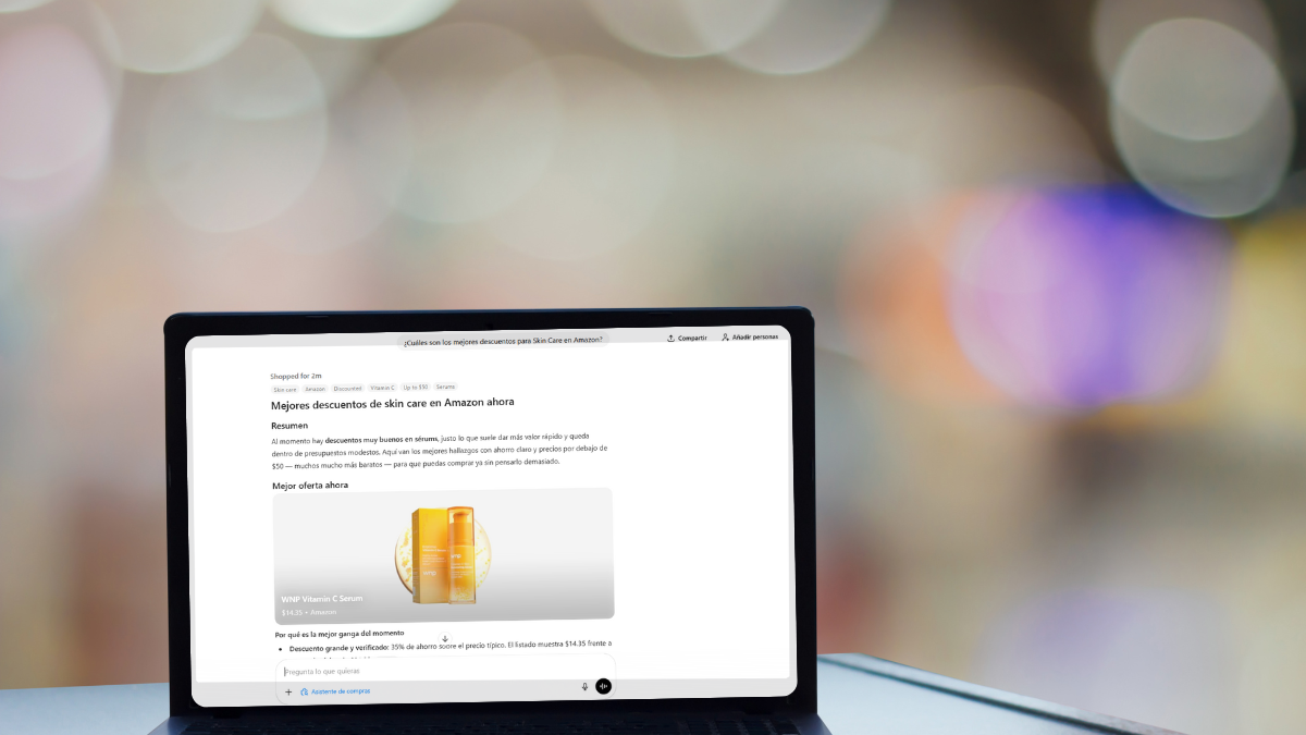 Una computadora portátil muestra en pantalla la nueva función shopping research de ChatGPT, que analiza descuentos en productos de skin care y genera guías de compra personalizadas en tiempo real.