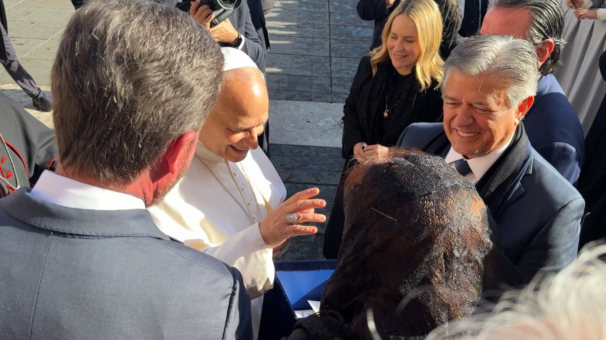 El papa bendijo la estatuilla, en manos del cardenal Luis Cabrera