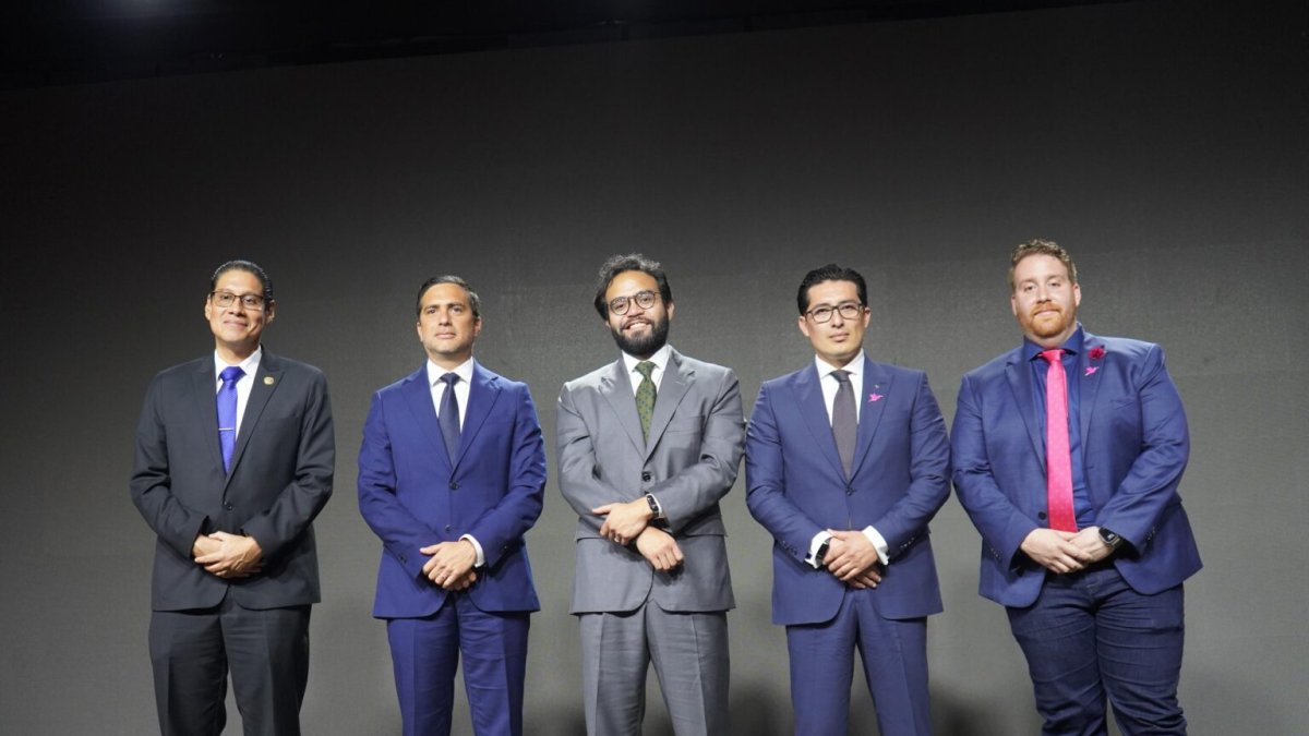 Segundo de la izquierda: Roberto Kury, exgerente de CNT, y Edgar Lama, exministro del MSP en la presentación de CNT Salud+. A la derecha está Ariel Domínguez, CEO de Healthbird.