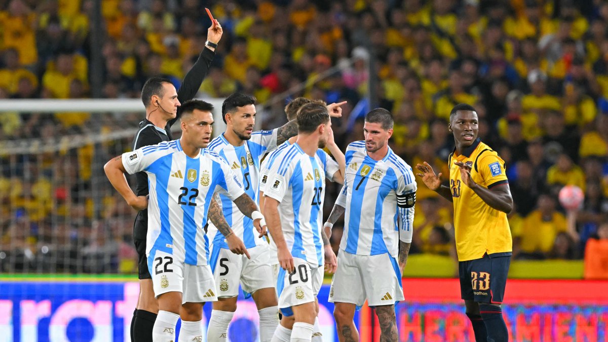 Moisés Caicedo (d) fue expulsado en el partido de La Tri ante Argentina, por eliminatorias