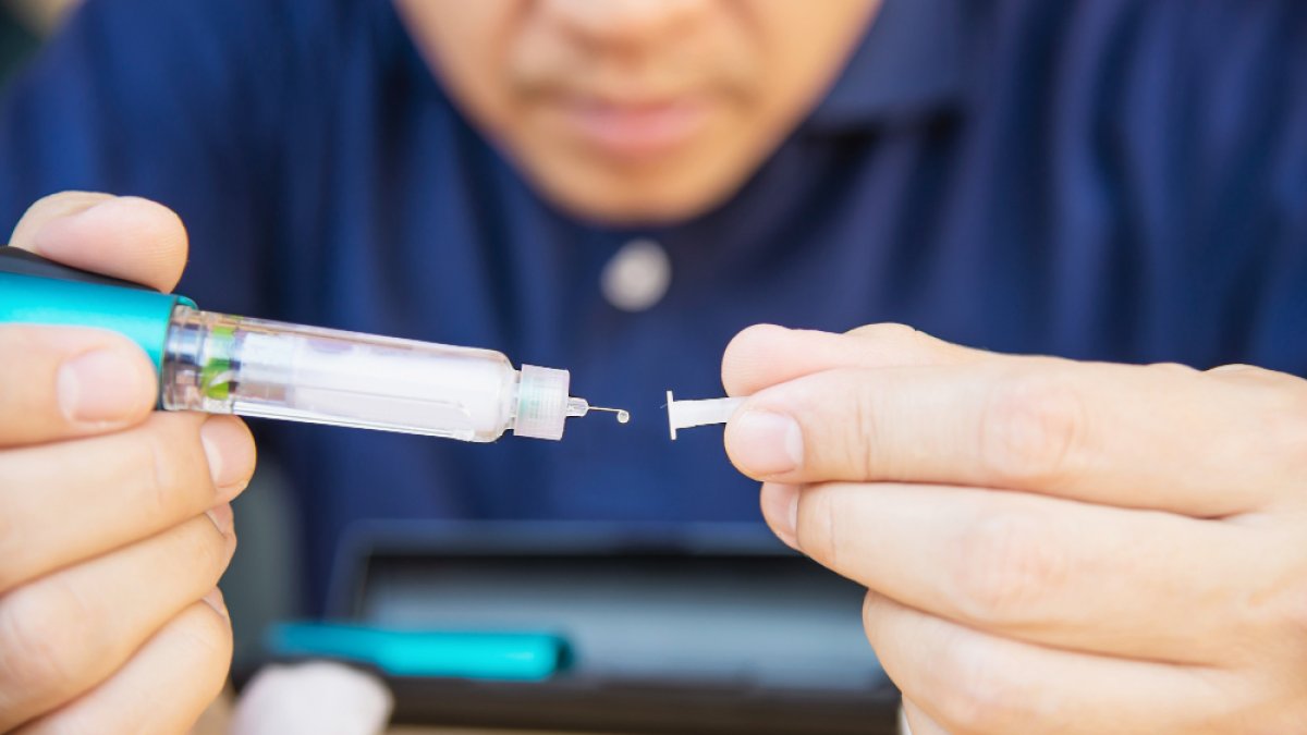 La insulina se usa en personas con diabetes para controlar los niveles de azúcar.