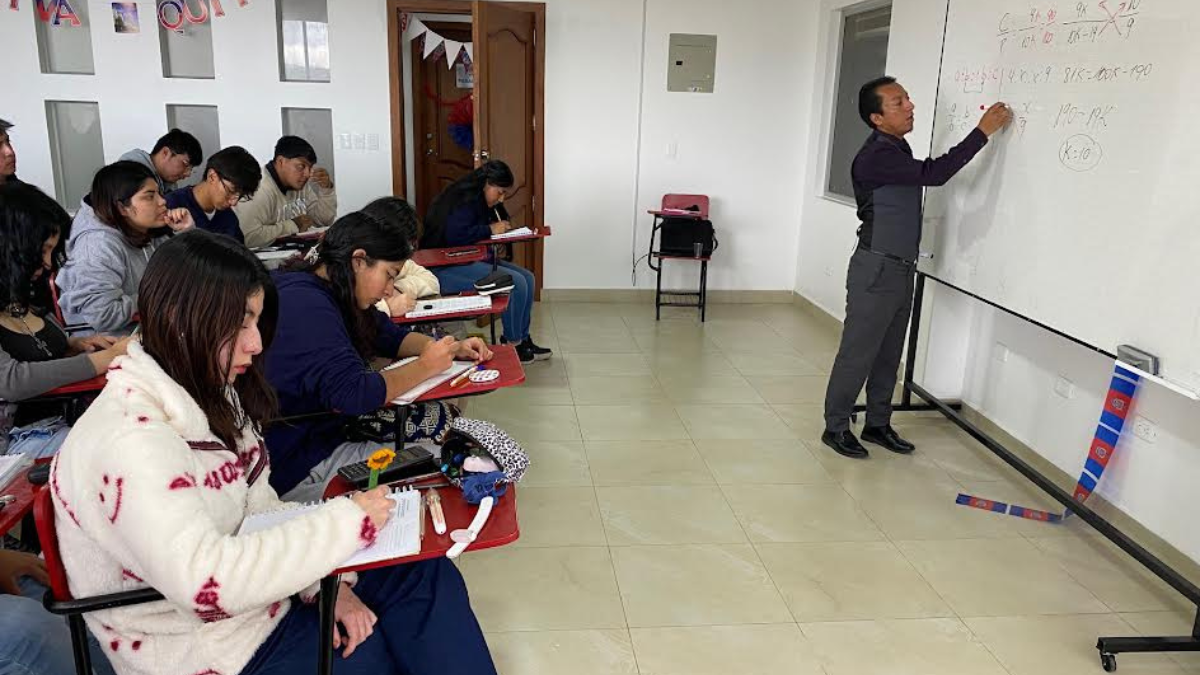 En Carapungo, en el norte de Quito, en el preuniversitario CAP-U, bachilleres se preparan para rendir exámenes de ingreso a las universidades.