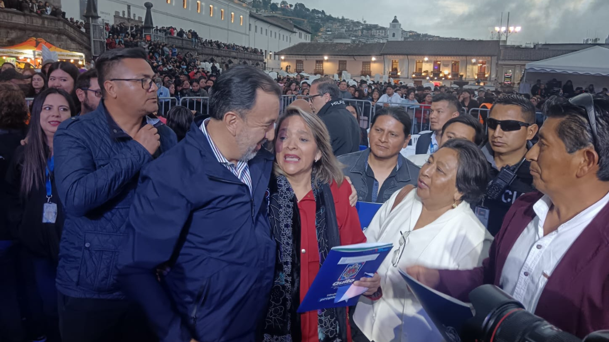 Miles de quiteños celebran los 491 años de fundación con música y tradición en el Centro Histórico de Quito.