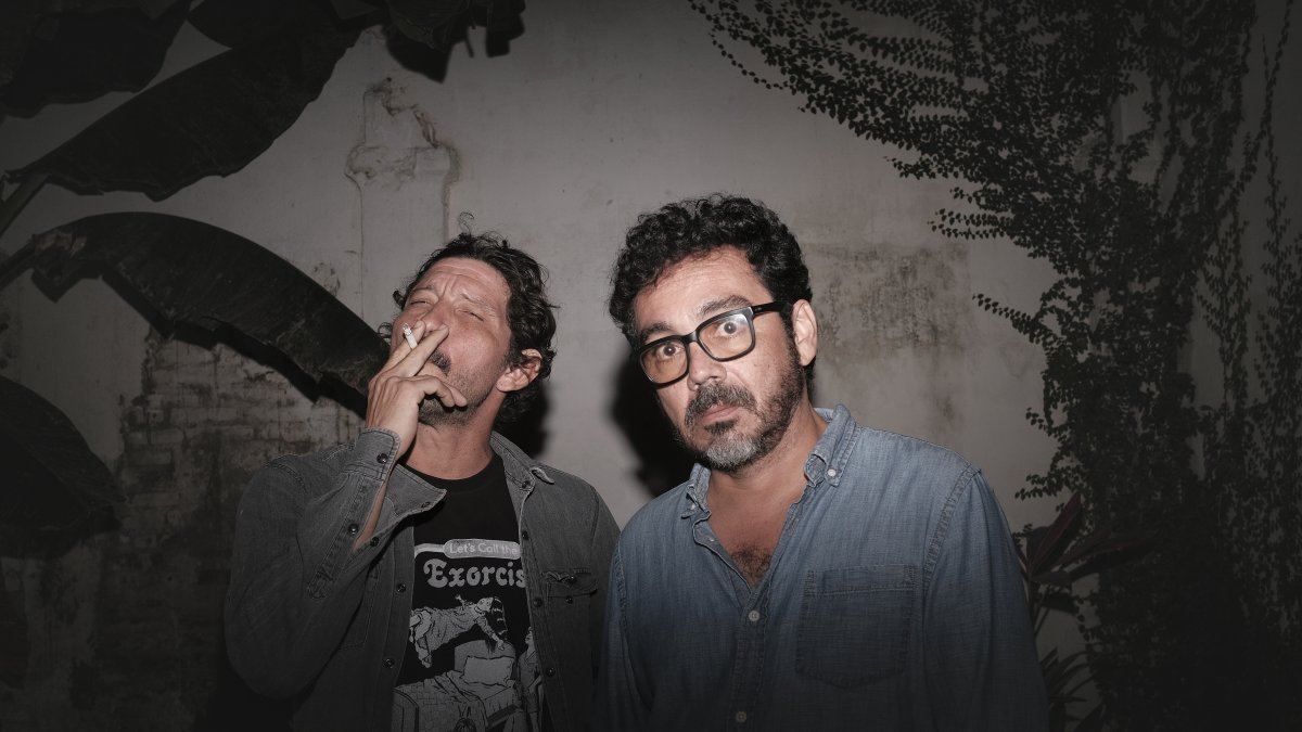 Paolo Thoret (izquierda, guitarra y coros) y Omar Sotomayor (bajo y voz) conforman el núcleo duro de Ultratumba.