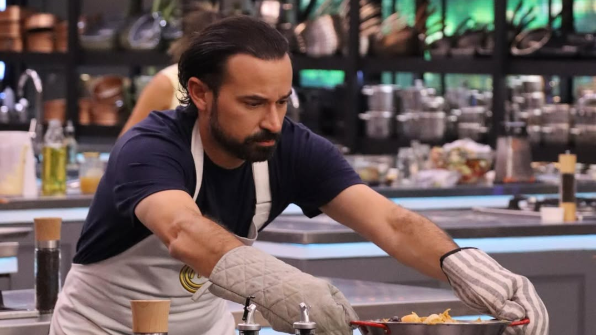 Hugo Quintana durante su preparación en MasterChef Celebrity Ecuador 3.