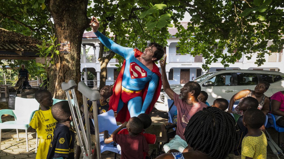 Personaje. Leonardo Muylaert en su visita en Ghana, alegrando a niños.