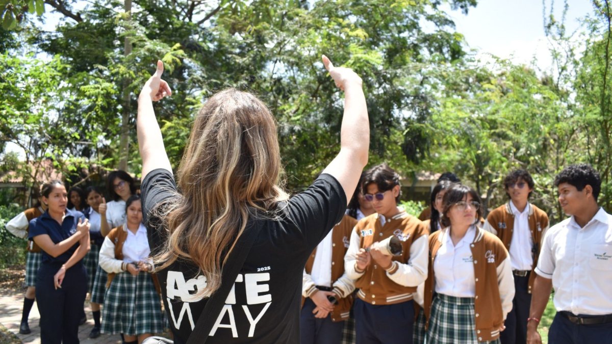 A través de visitas guiadas, diálogos con artistas, Casa Grande impulsa procesos sensibles y académicos en jóvenes de distintos colegios.