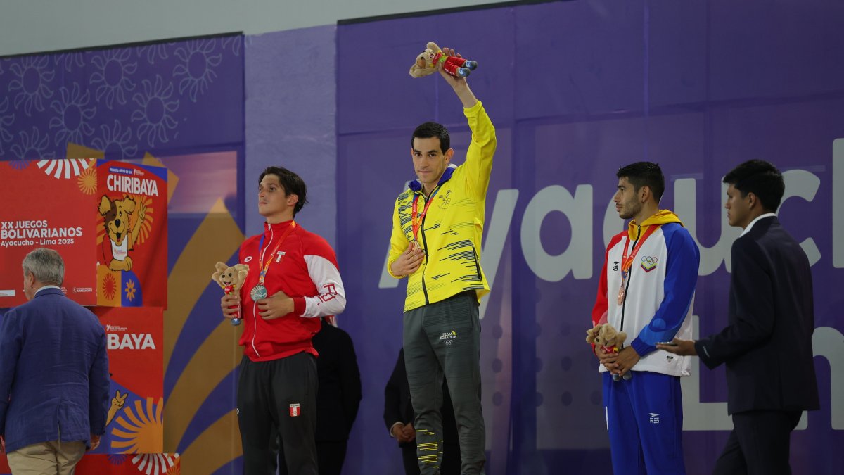 Esteban Enderica (c) en el podio como campeón de la prueba de 1.500 metros.