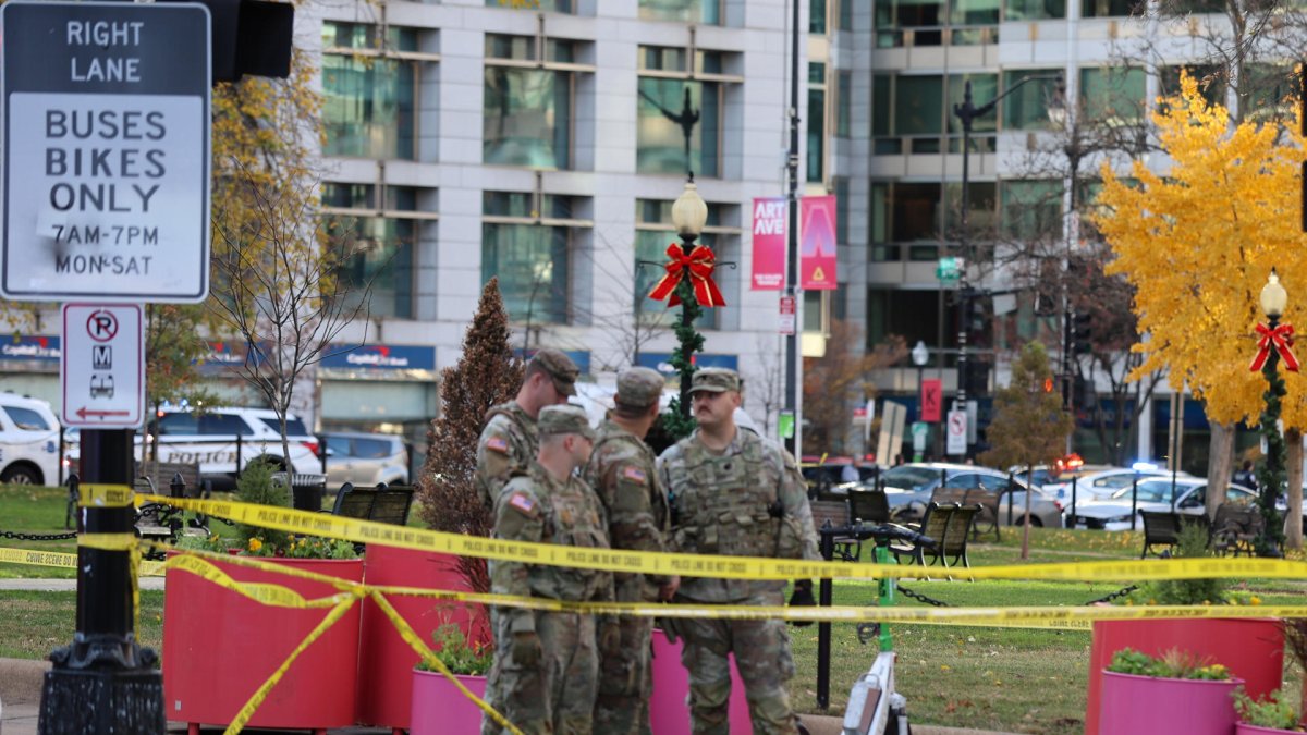 Efectivos de la Guardia Nacional permanecen en vigilancia en una calle cercana a la Casa Blanca tras el tiroteo registrado este miércoles en Washington, EE.UU.