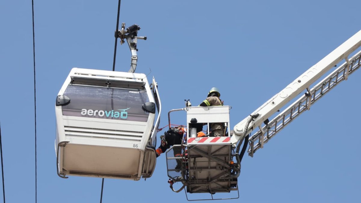 Los bomberos primero aseguraron a los ocupantes de la cabina antes de bajarlos.