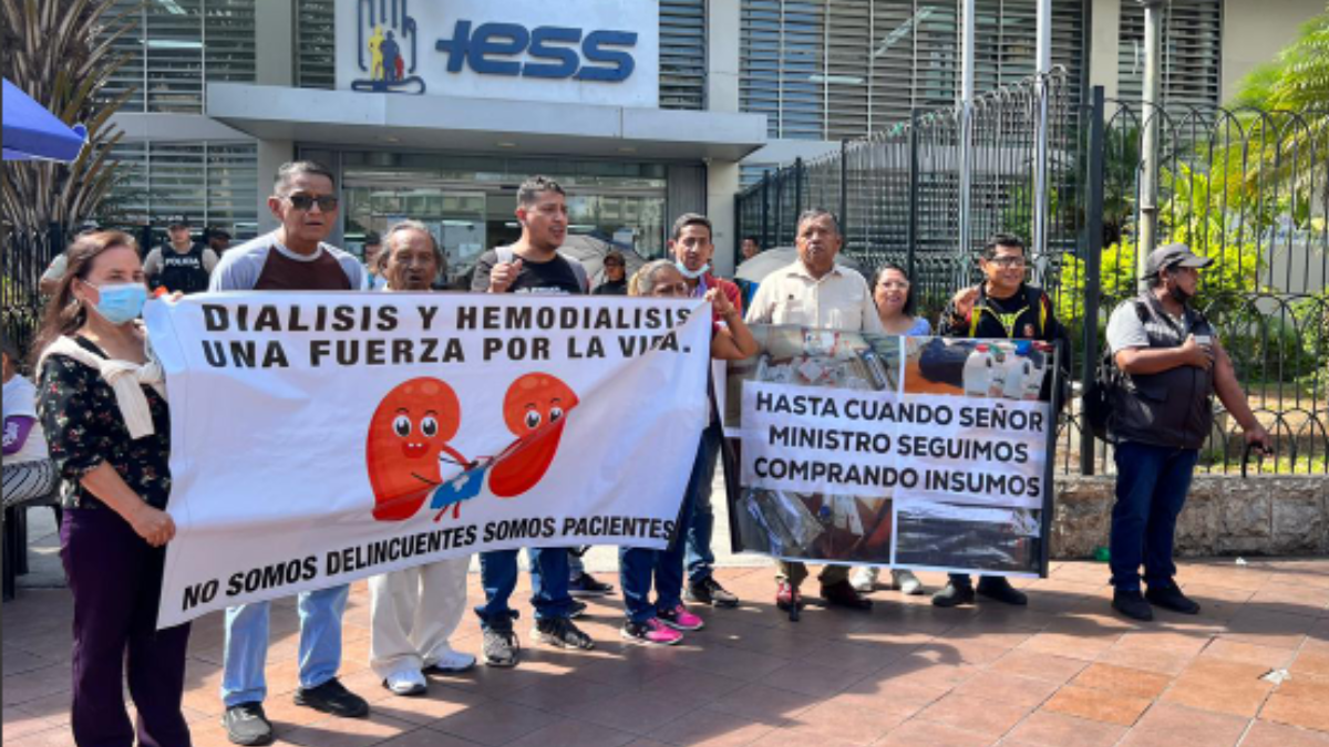 Jubilados y afiliados reclamaron en los exteriores de la Caja del Instituto Ecuatoriano de Seguridad Social atención médica para diabéticos y pacientes con enfermedades renales.