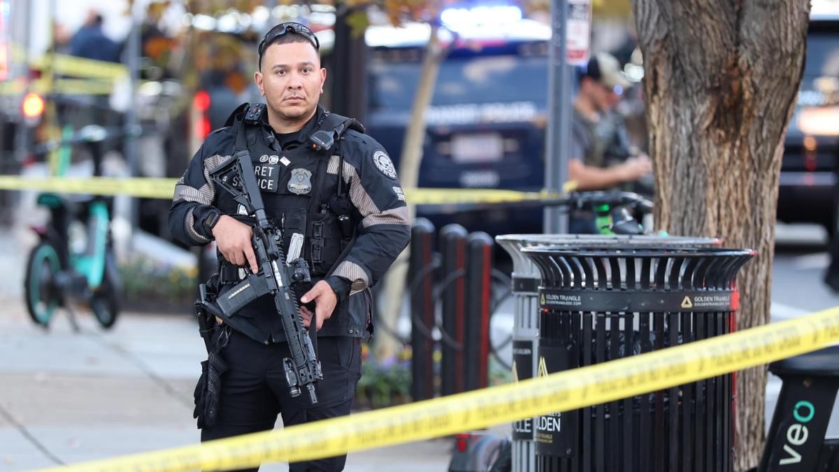 Un agente del Servicio Secreto de los Estados Unidos vigila cerca de la Casa Blanca luego de un tiroteo este miércoles, en Washington (EE.UU.).