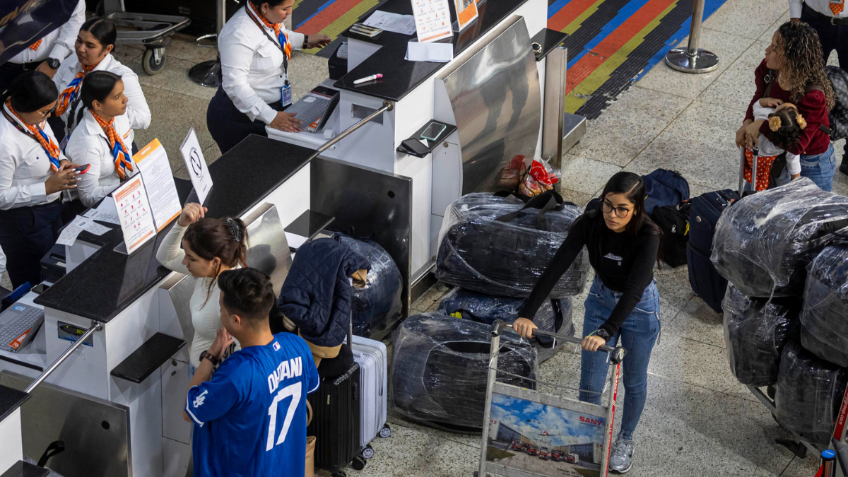 Pasajeros esperan en el aeropuerto internacional Simón Bolívar en Maiquetía, el 27 de noviembre de 2025.