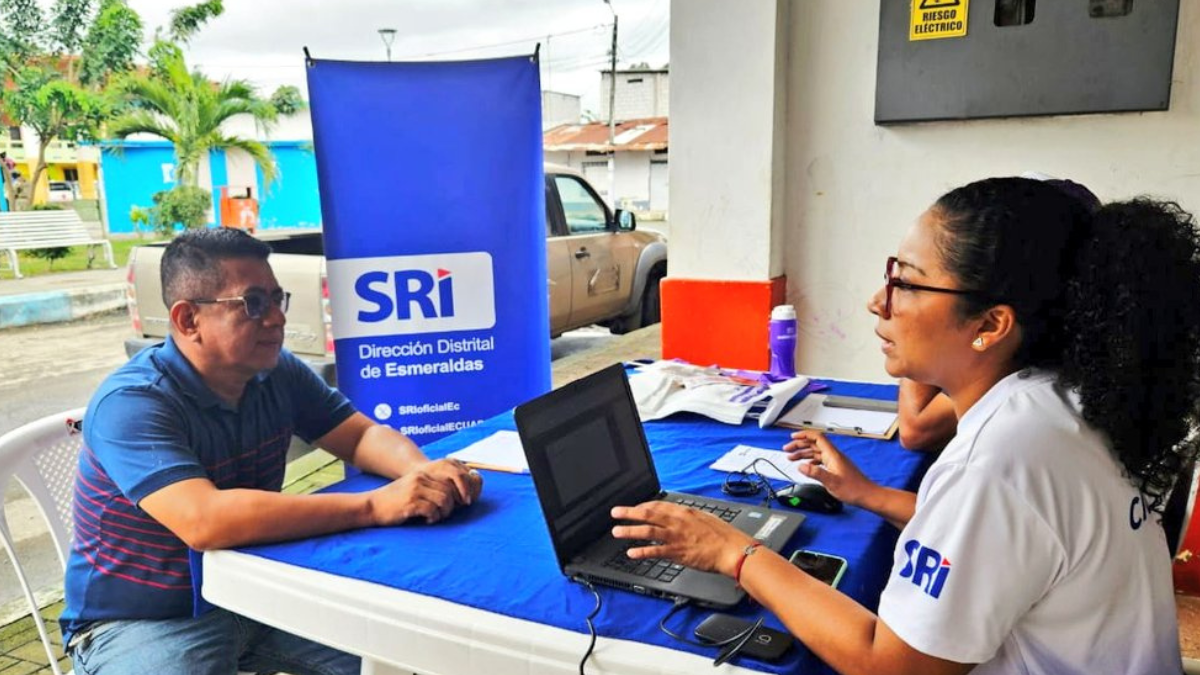 En el parque Simón Bolívar de Vuelta Larga,Esmeraldas, los ciudadanos recibieron apoyo de la BrigadaMóvil para registrar su RUC.