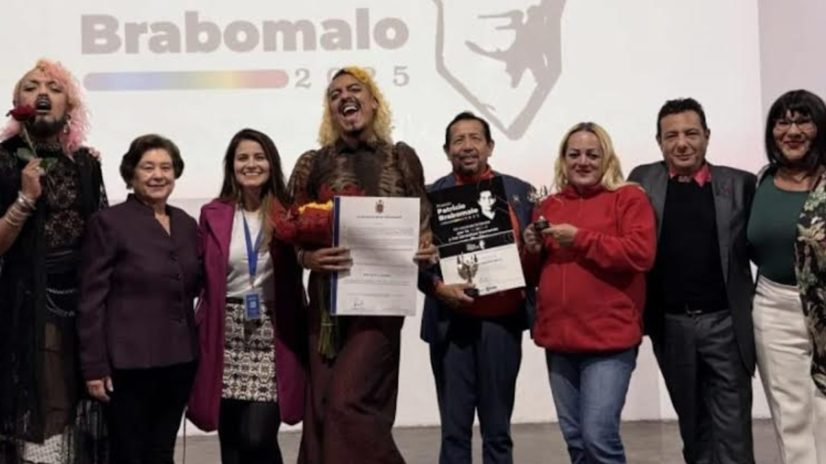 Durante la entrega del Premio Patricio Brabomalo a MoTa Fajardo, por parte de la Secretaría de Inclusión de Quito.