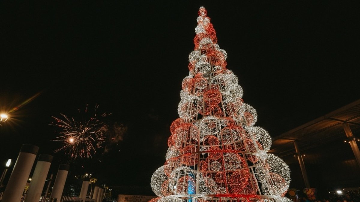 El árbol navideño del Malecón del Salado fue el primero que se encendió en Guayaquil, donde el Municipio prenderá otras seis estructuras.