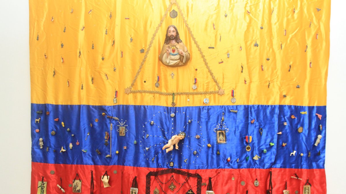 La muestra transita por la creación contemporánea del país. En la foto, una obra de la agrupación Artefactoría, de los años ochenta, durante una exposición retrospectiva.