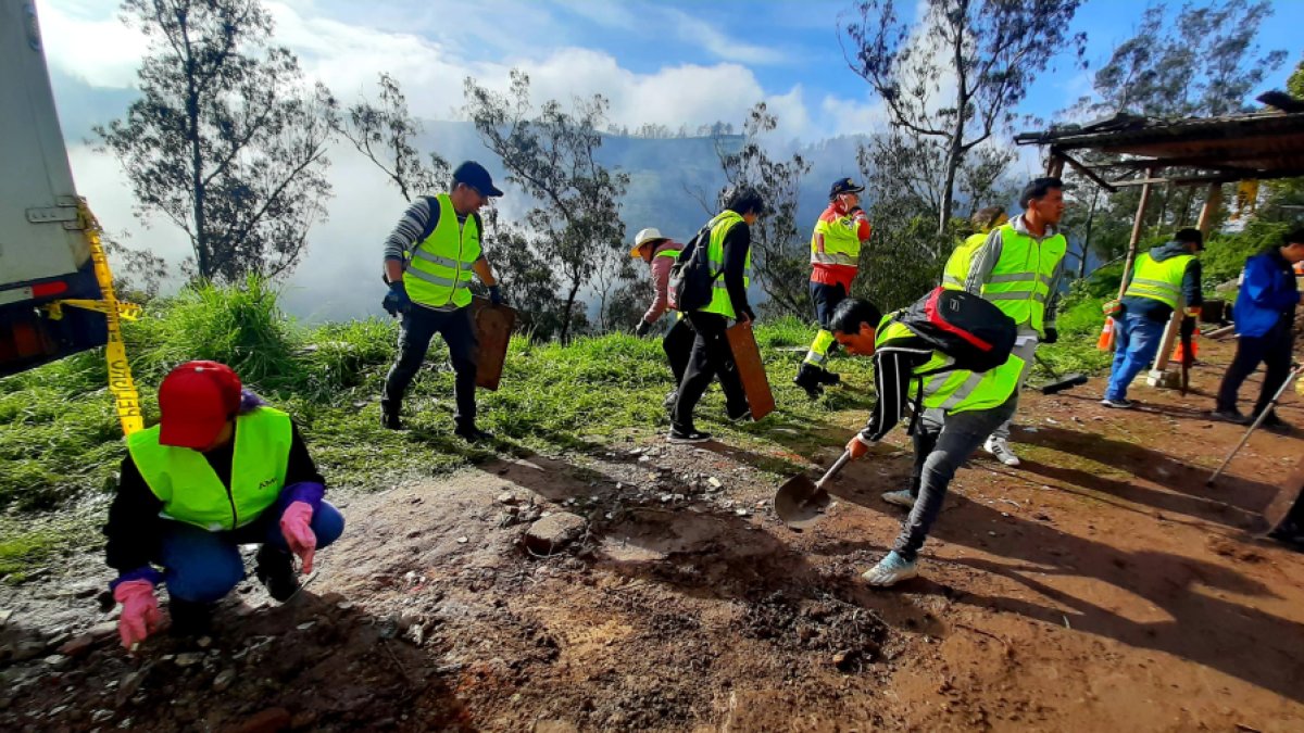Las personas que eligen el trabajo comunitario realizan diversas tareas, según la época del año. En abril, por ejemplo, limpiaron el parque de Guápulo (foto)