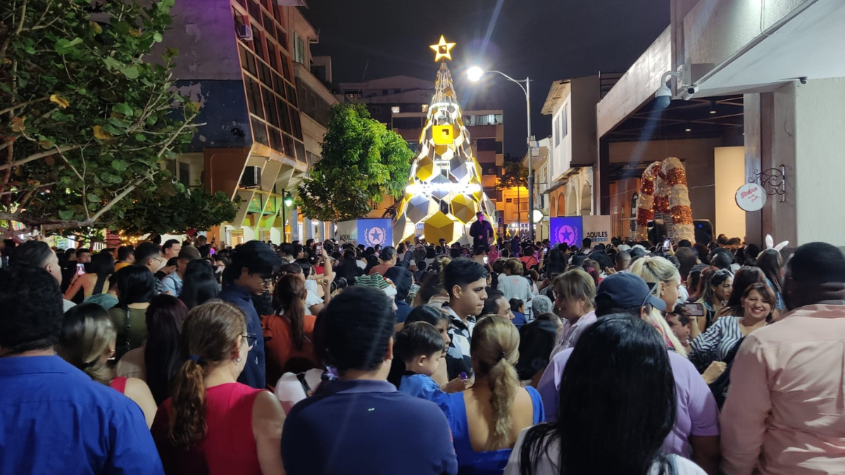 Ciudadanos bailan en la calle Imbabura durante la reactivación nocturna en la Zona Rosa de Guayaquil.
