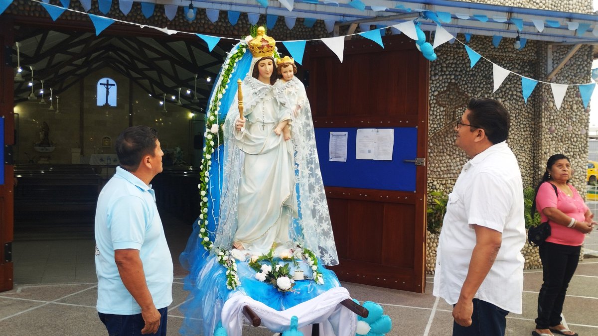 Santa. Los pobladores de Ballenita son devotos de la Virgen.