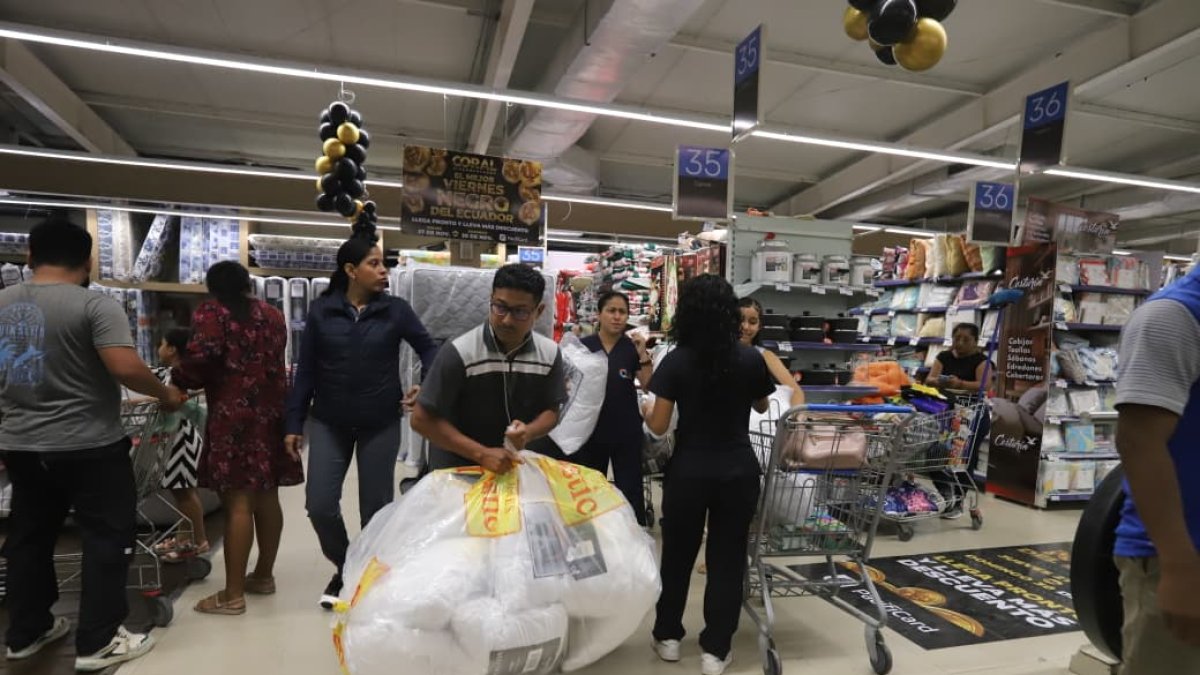 Consumidores madrugaron y aprovecharon descuentos en tiendas físicas y en línea.