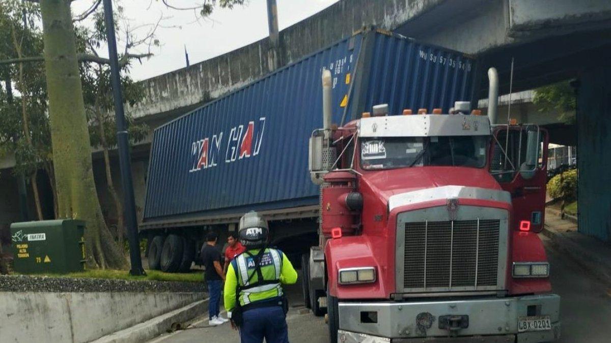 Este tráiler se siniestró en el intercambiador de tráfico que une la vía a Daule con la avenida del Bombero, luego de que su conductor intentó girar en una zona estrecha.