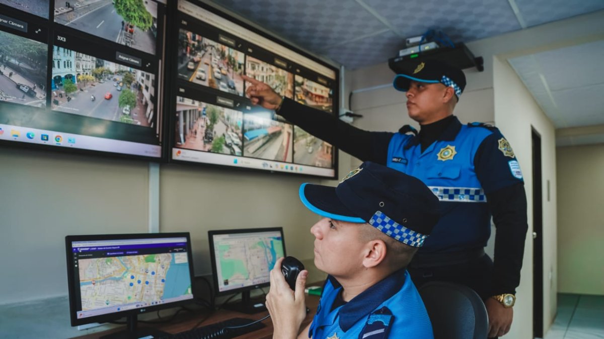 En la EAS de la Plaza del Centenario están designados 62 agentes de control metropolitano, que monitorean el sector con 268 cámaras de videovigilancia.