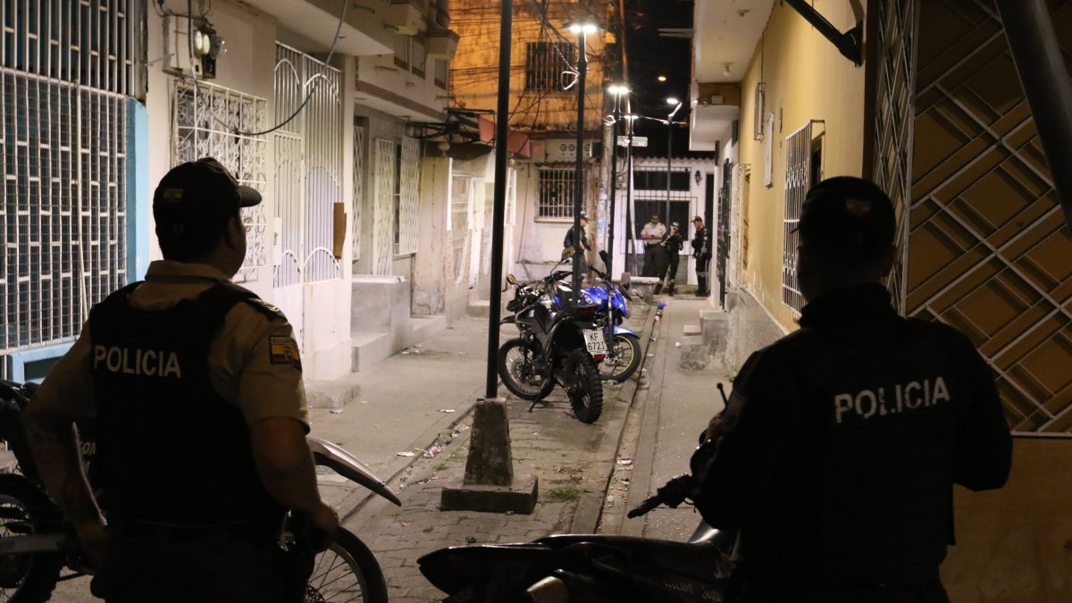 Pese a que las peatonales están iluminadas en este punto de Sauces 6, los sicarios cometieron el crimen en este sector del norte de Guayaquil.