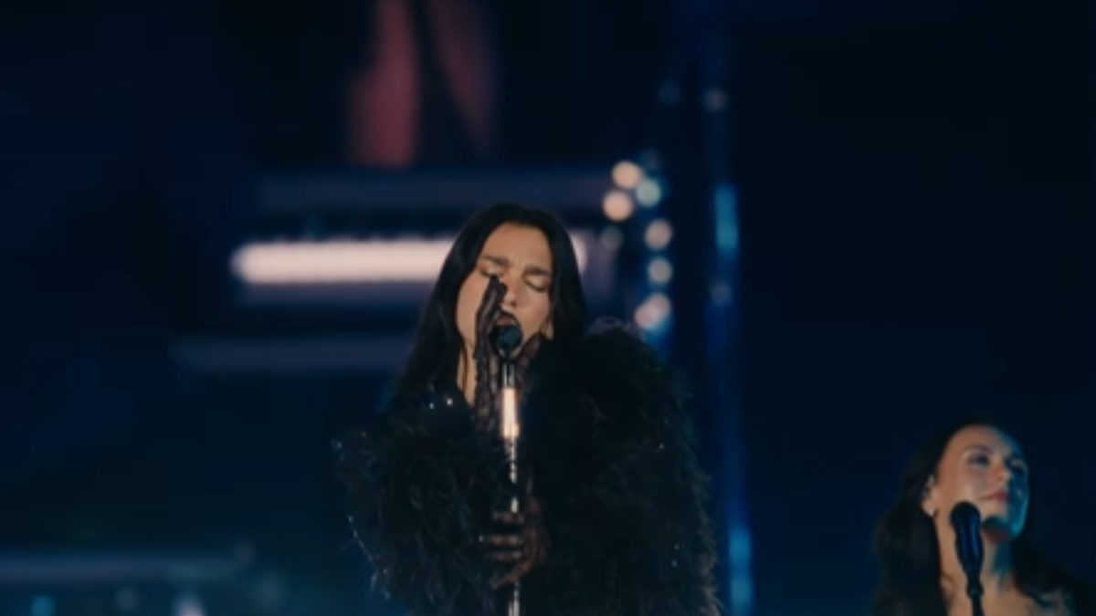 Dua Lipa cantando en su concierto en Bogotá, Colombia.