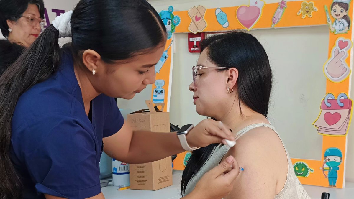 Usuarios acudieron a centros de salud para recibir la vacuna contra la influenza estacional