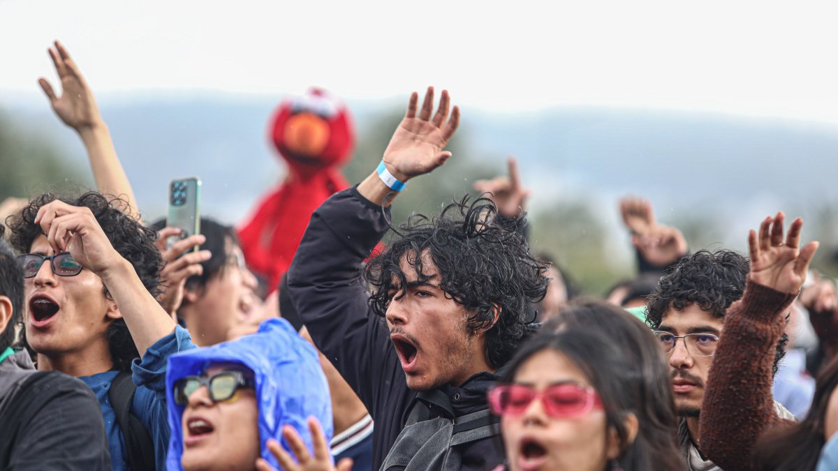 Un torrencial aguacero cayó el primer día del Quitofest 2025.