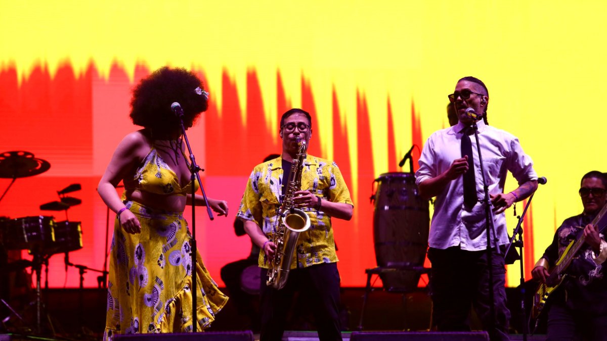 La orquesta Malamaña se presentó en el Quitofest. Fusionan música del Caribe y letras con contenido social.