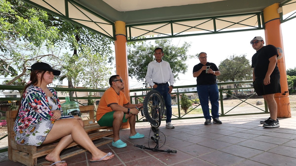 Residentes de la primera etapa de La Alborada se reúnen en un parque del sector.