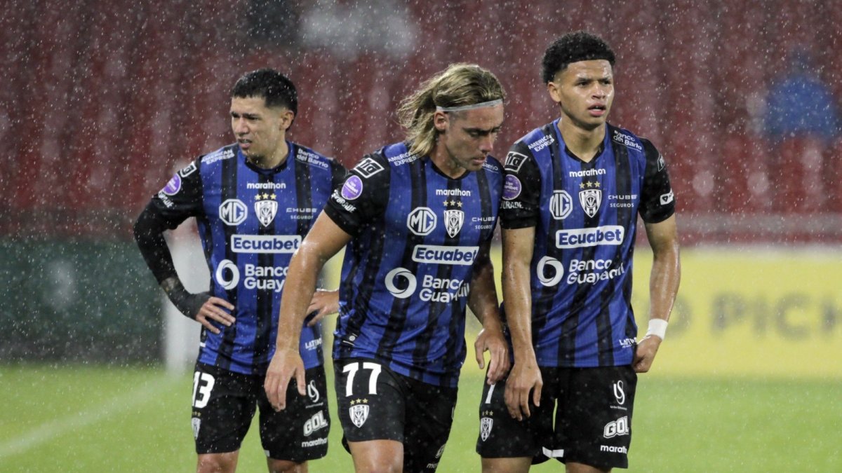 Los jugadores de Independiente del Valle salieron molestos tras caer 2-1 ante Liga de Quito.