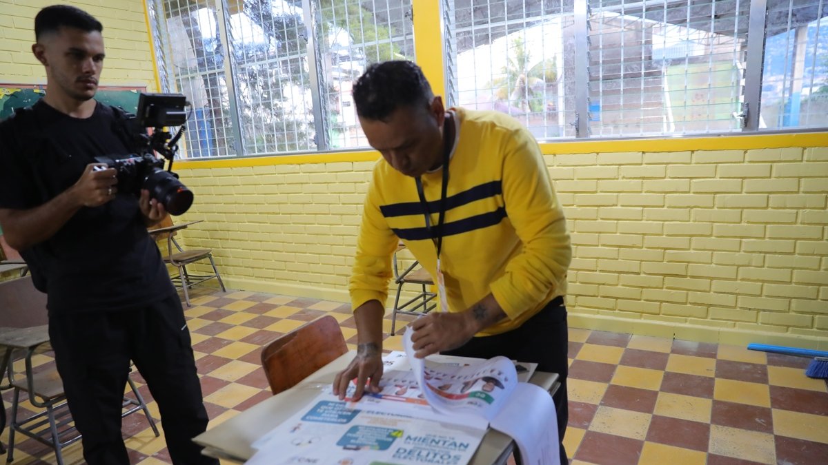 Un representante del Consejo Nacional Electoral de Honduras (CNE) prepara material electoral en un centro de votación este domingo 30 de noviembre, en Tegucigalpa.