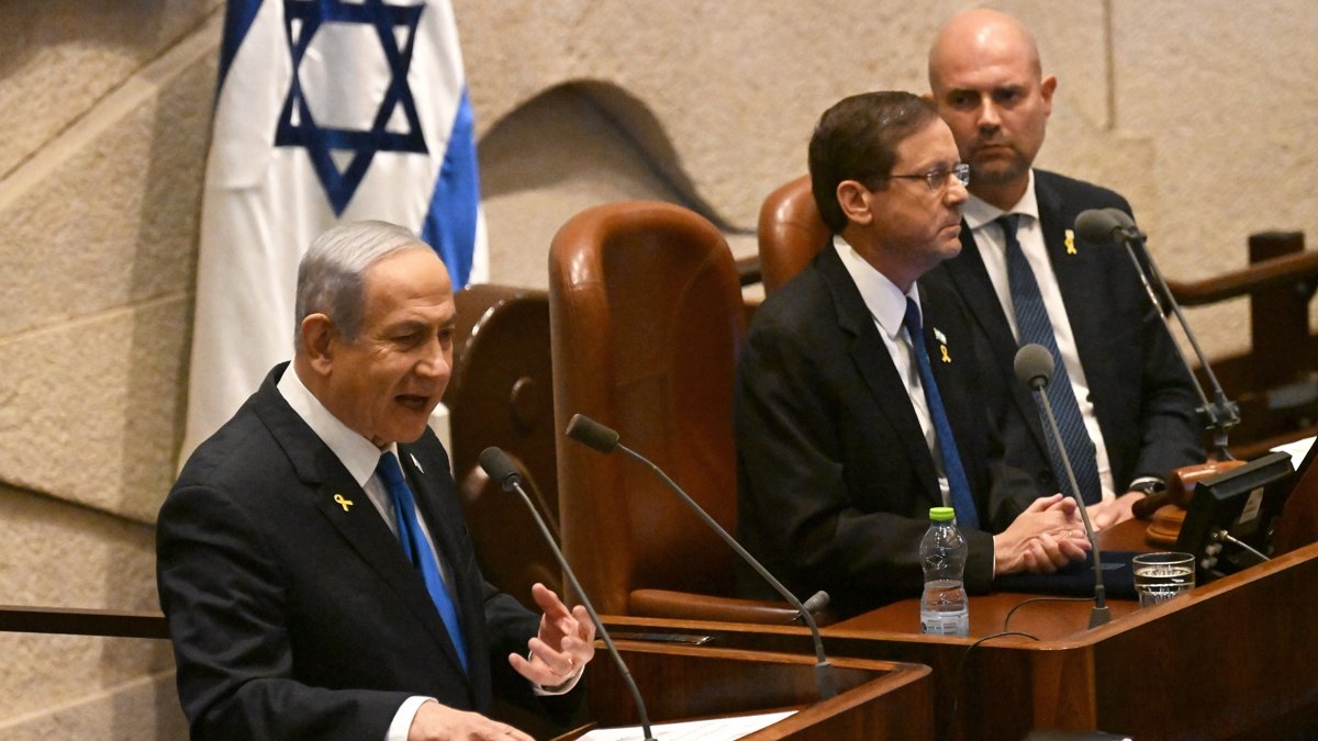 Foto de archivo del primer ministro israelí, Benjamin Netanyahu (i), en la apertura de la sesión número 25 de la Knesset mientras el presidente israelí, Isaac Herzog (c), escucha.