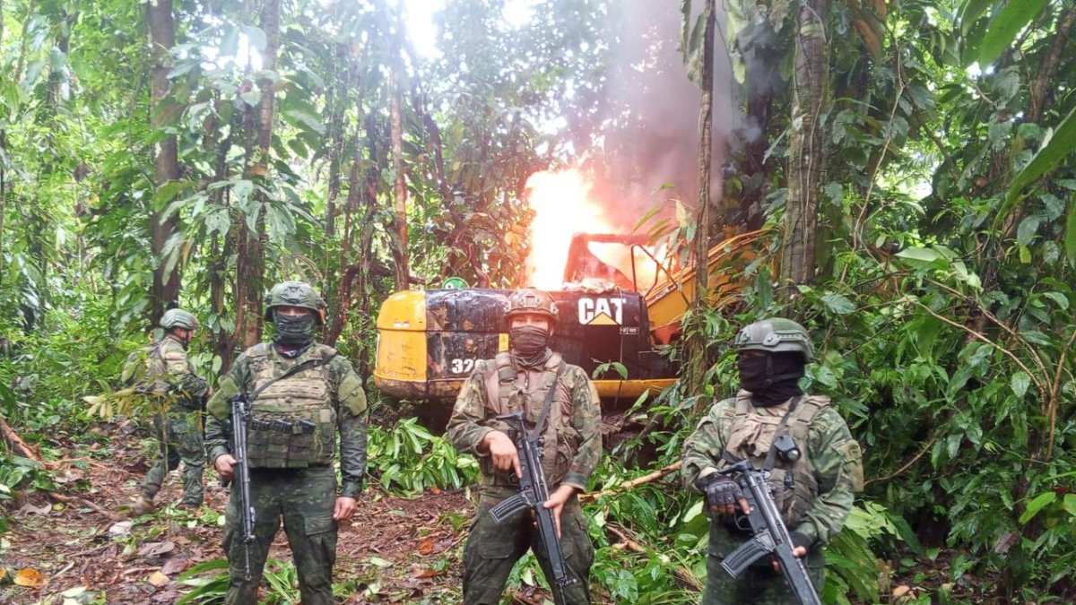 Material decomisado y maquinaria destruida durante el operativo militar.