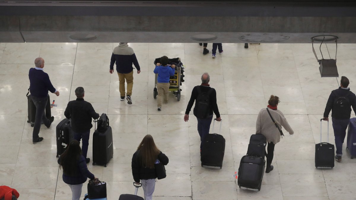 Viajeros. Cientos de españoles viajan cada año a Países Bajos en busca de mejores condiciones laborales.
