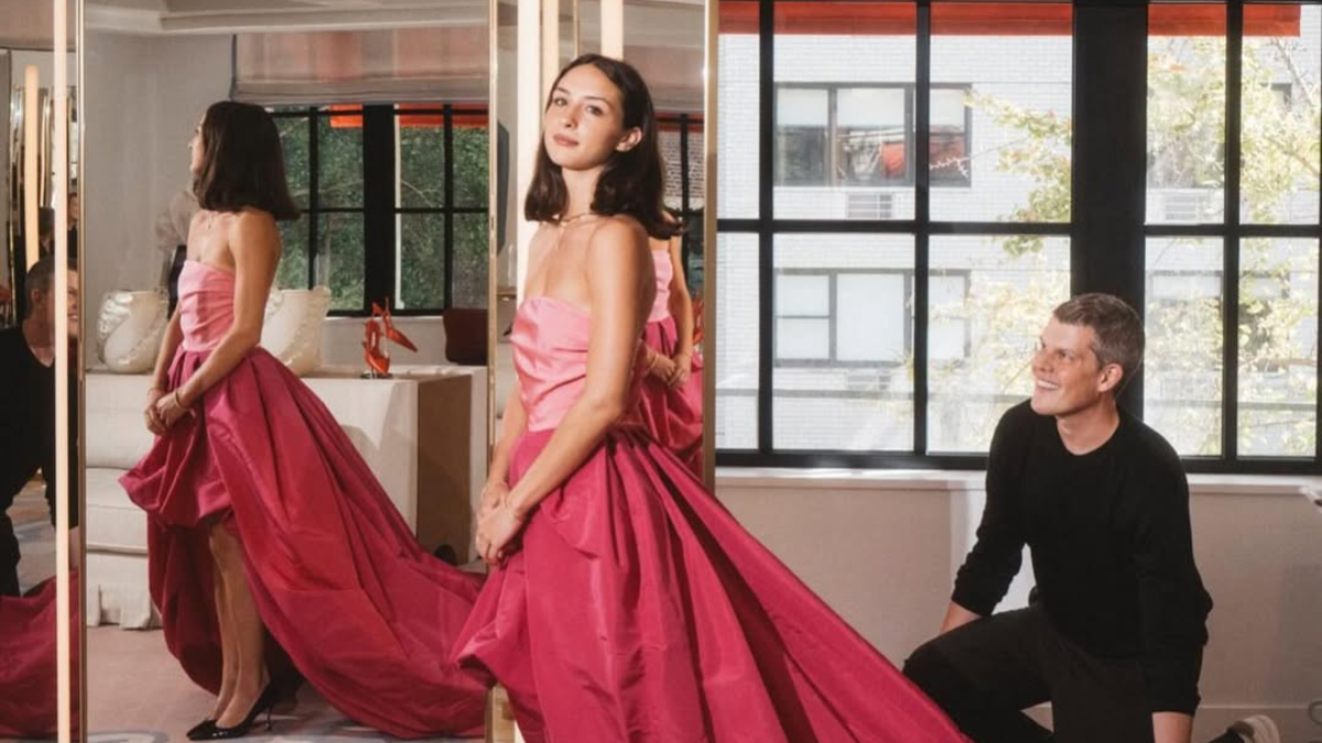 Carolina B. Lansing, nieta de Carolina Herrera, participó en el evento benéfico. En la foto, junto al diseñador Wes Gordon.