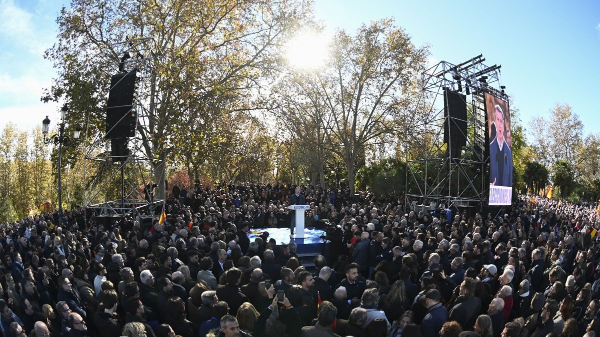 El líder del PP, Alberto Núñez Feijóo, ofrece un discurso durante la concentración contra el Gobierno de Pedro Sánchez en Madrid, este domingo 30 de noviembre.