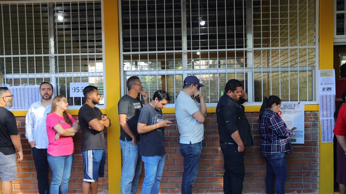 Personas hacen fila en un centro de votación este domingo 30 de noviembre, en Tegucigalpa, Honduras.