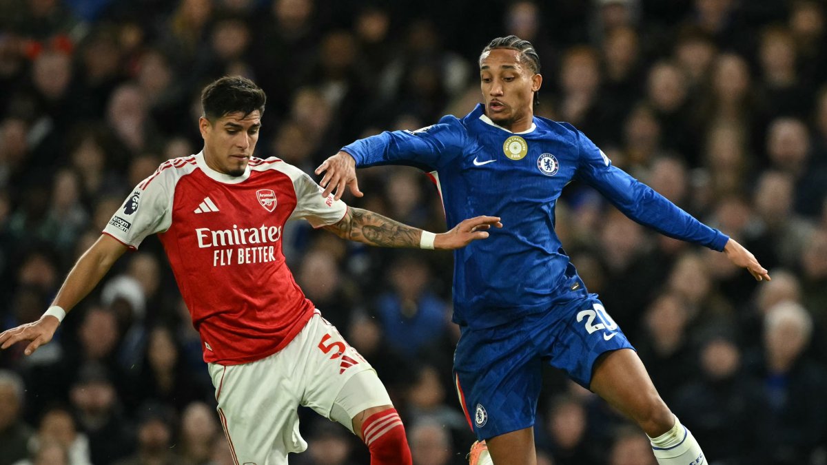 Piero Hincapié (i), del Arsenal, defiende un balón contra Joao Pedro, delantero del Chelsea.