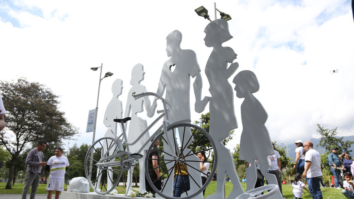 El monumento incluye una bicicleta blanca, símbolo de los ciclistas fallecidos en las vías.
