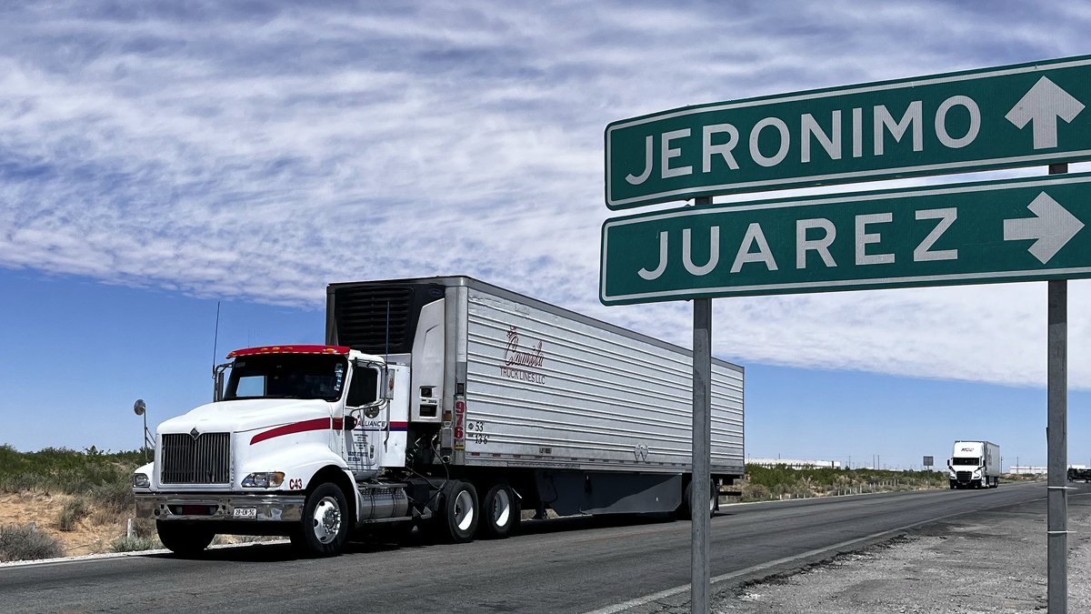Fotografía de archivo que muestra dos vehículos transitando en una carretera en Ciudad Juárez, Chihuahua (México).