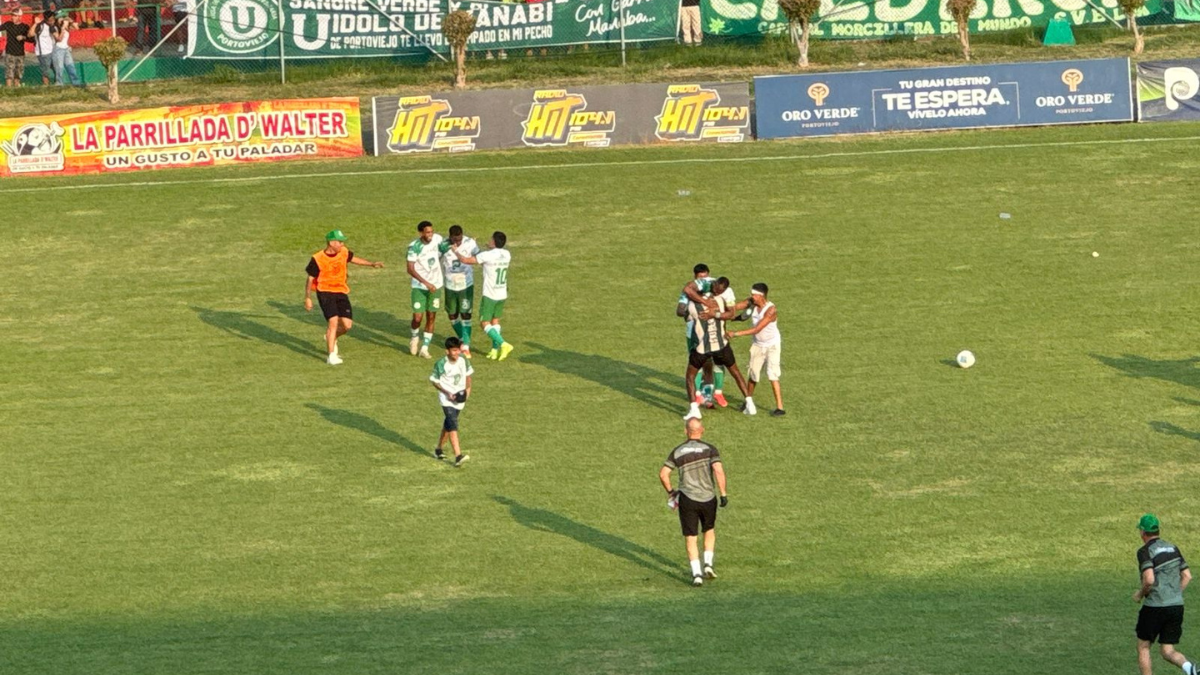 Vista panorámica del Estadio Reales Tamarindos lleno y teñido de verde y blanco durante la celebración.