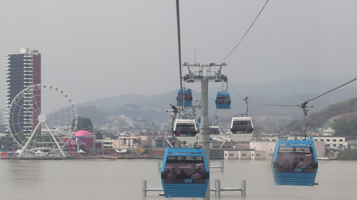 El sistema de transporte aerosuspendido Aerovía conecta a Guayaquil con Durán.