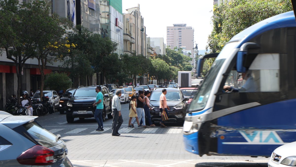El objetivo de retirar los estacionamientos vehiculares en el bulevar 9 de Octubre es hacer que la avenida sea más caminable.