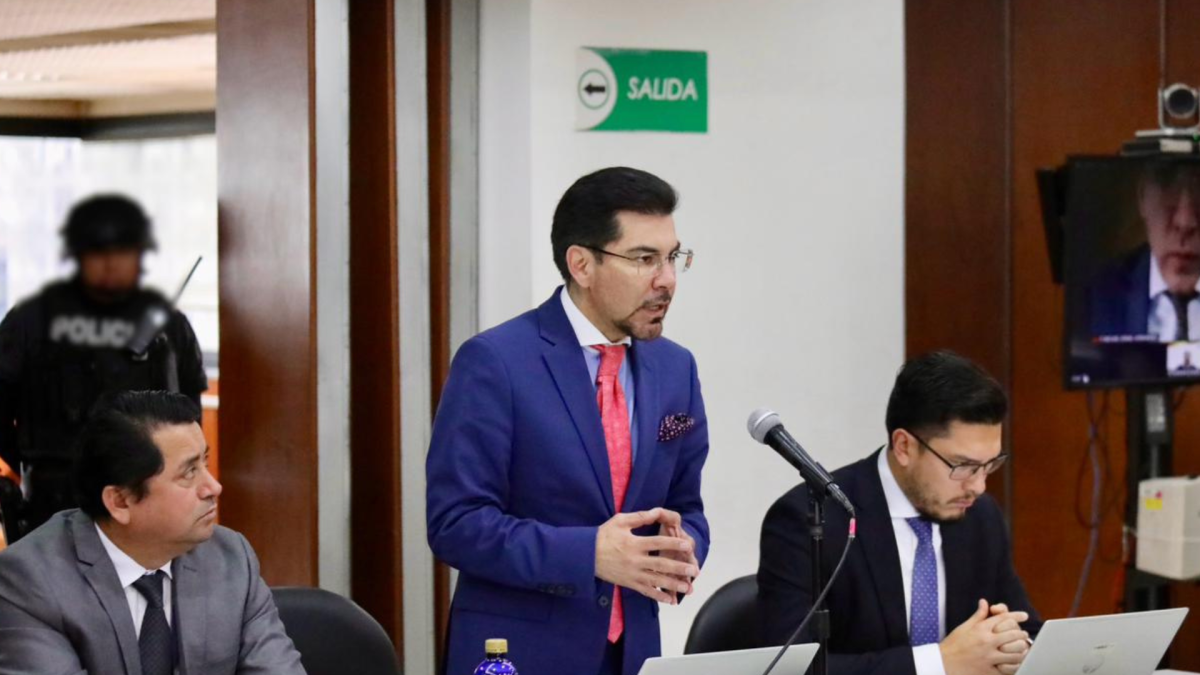 Carlos Leonardo Alarcón, fiscal general subrogante, es cuestionado por la Revolución Ciudadana y la UNE.